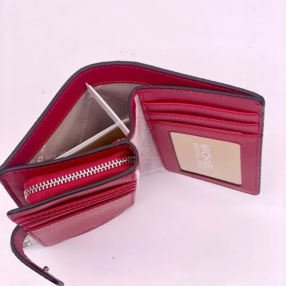 Michael Kors Jet Set Medium Printed Signature
Logo Wallet - Picture 9 of 14